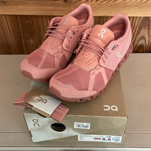 Women’s pink Oncloud running shoes